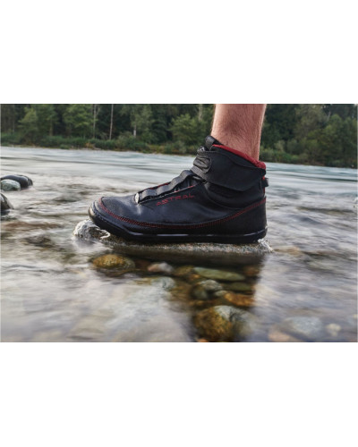 Schwarzer Neoprenschuh mit hohem Schaft, roter Kontrastnaht und griffiger Sohle für Wassersport.