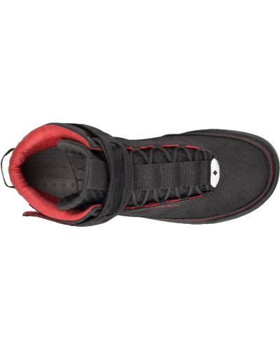 Schwarzer Neoprenschuh mit hohem Schaft, roter Kontrastnaht und griffiger Sohle für Wassersport.