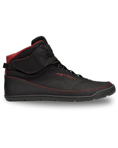 Schwarzer Neoprenschuh mit hohem Schaft, roter Kontrastnaht und griffiger Sohle für Wassersport.