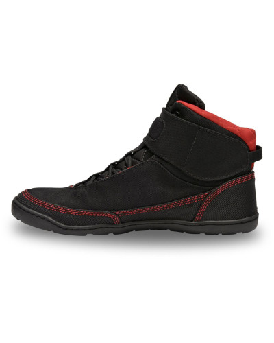 Schwarzer Neoprenschuh mit hohem Schaft, roter Kontrastnaht und griffiger Sohle für Wassersport.