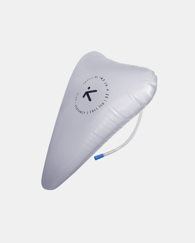 Weißer 15 Liter Auftriebskörper mit robuster Oberfläche und ergonomischer Form für zusätzliche Sicherheit im Kajak.