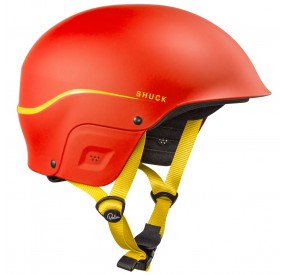 Roter Wildwasser-Helm mit grünem Gurtsystem, robuster Schale und verstellbarem Kinnriemen für sicheren Schutz.