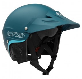 Blauer Wildwasser-Helm mit verlängertem Schirm, Ohrenschutz und verstellbarem Kinnriemen für optimalen Schutz.