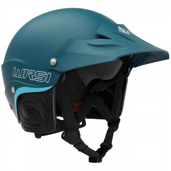 Blauer Wildwasser-Helm mit verlängertem Schirm, Ohrenschutz und verstellbarem Kinnriemen für optimalen Schutz.