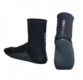 Schwarze Neoprensocken mit hohem Schaft, flexibler Passform und rutschhemmender Sohle für Wassersport.