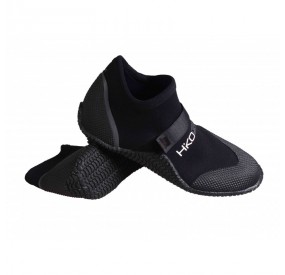 Schwarze Neoprenschuhe mit Klettverschluss, flexibler Passform und griffiger Sohle für sicheren Halt im Wasser.