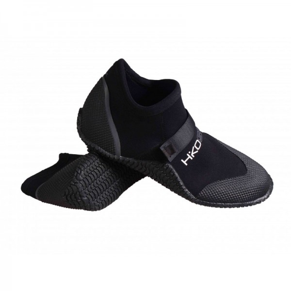 Schwarze Neoprenschuhe mit Klettverschluss, flexibler Passform und griffiger Sohle für sicheren Halt im Wasser.