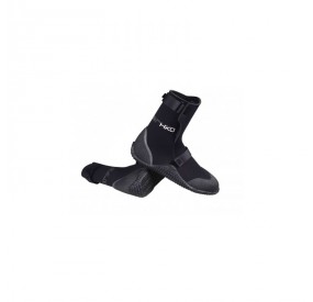 Schwarze Neoprenschuhe mit hohem Schaft, flexibler Passform und rutschhemmender Sohle für Wassersport.